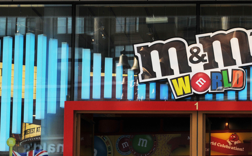 一家M&amp；amp；Ms shop reading；m&amp；m世界&#39；门上方