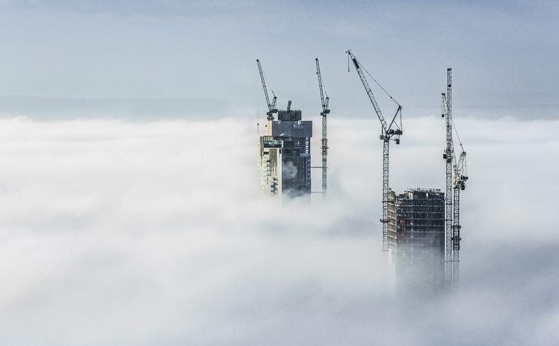 有建筑的建筑物天空正在升起